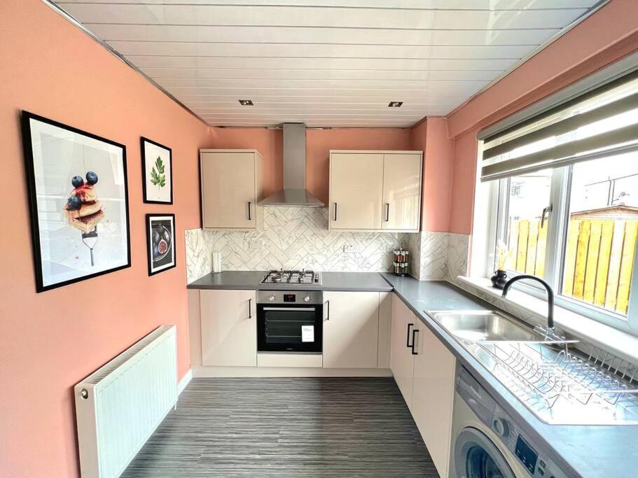 Quirky, Family Home In Glasgow Cardonald Exterior photo