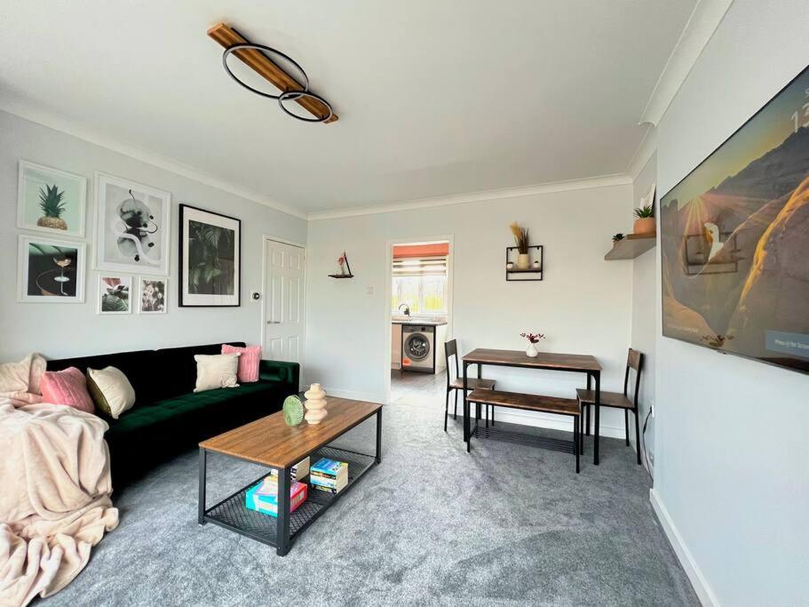 Quirky, Family Home In Glasgow Cardonald Exterior photo