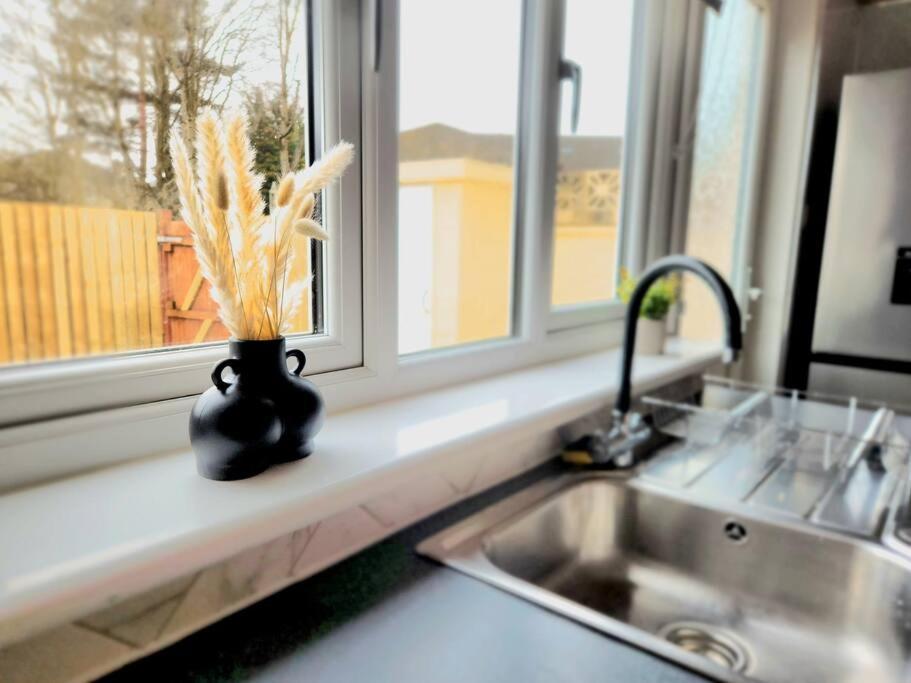 Quirky, Family Home In Glasgow Cardonald Exterior photo