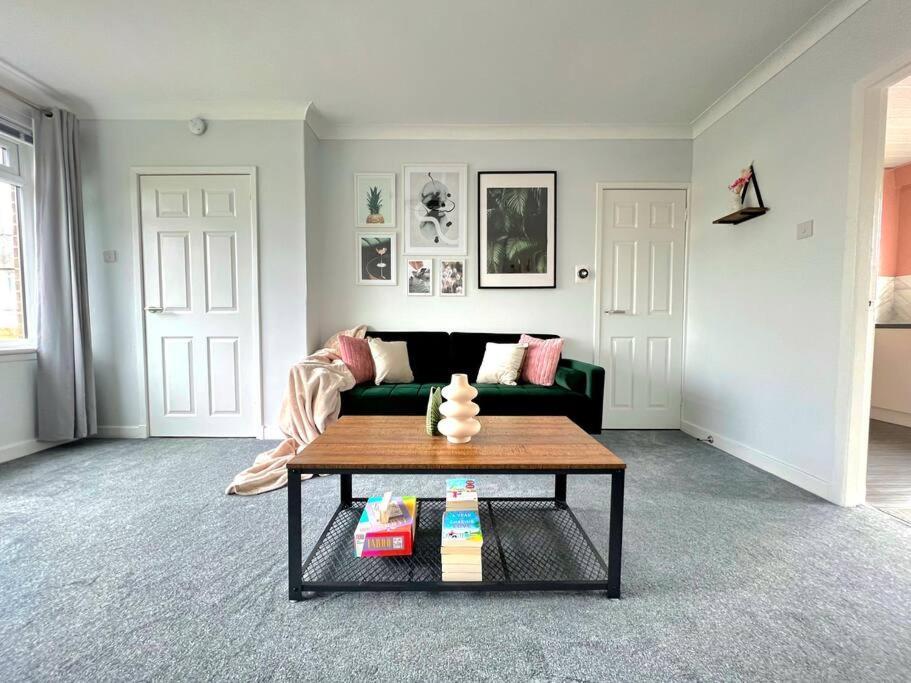 Quirky, Family Home In Glasgow Cardonald Exterior photo