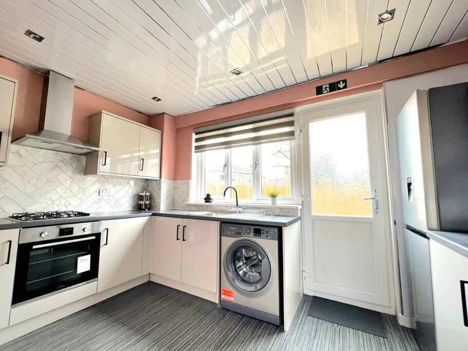 Quirky, Family Home In Glasgow Cardonald Exterior photo