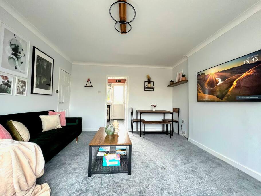 Quirky, Family Home In Glasgow Cardonald Exterior photo